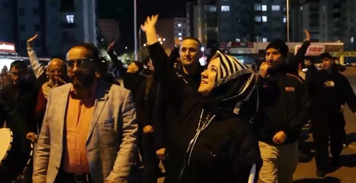 Kayseri’de mahalleliden ‘Kabe’de Hacılar’ performansı
