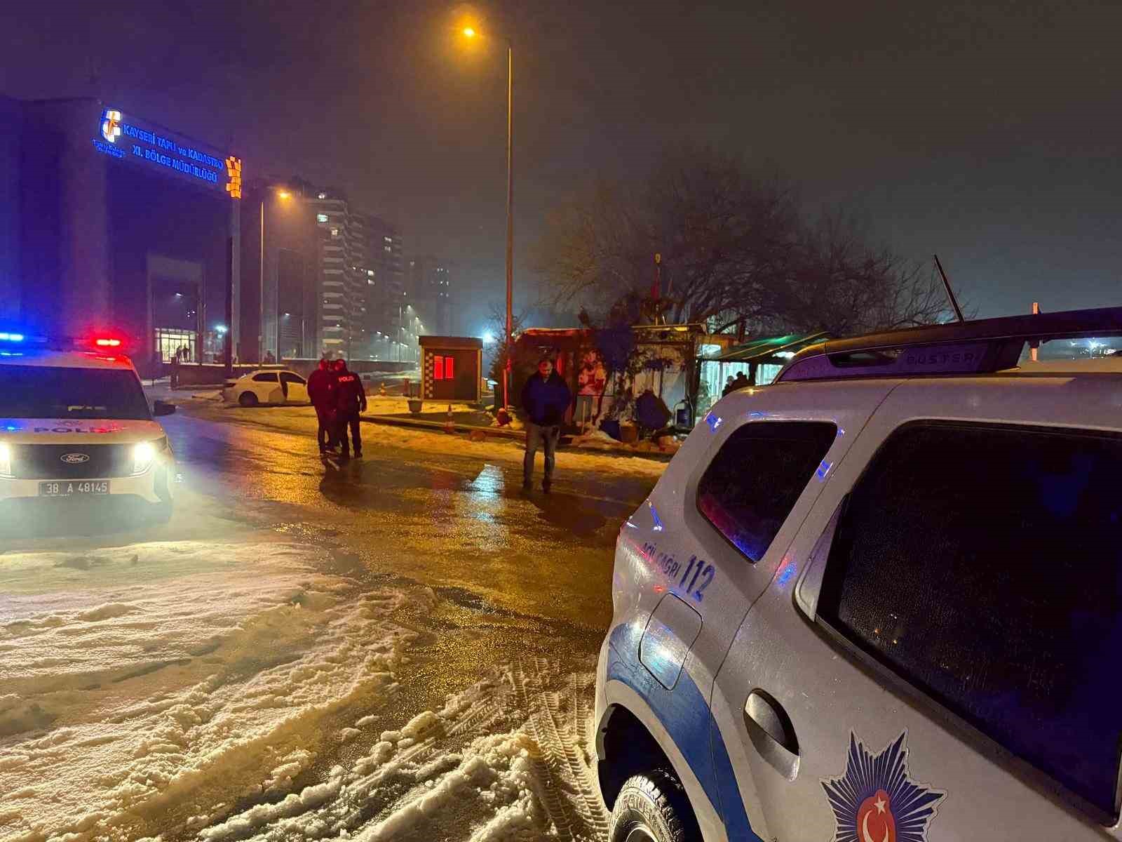 Kayseri’de oğlu, babasının büfesini kurşunladı
