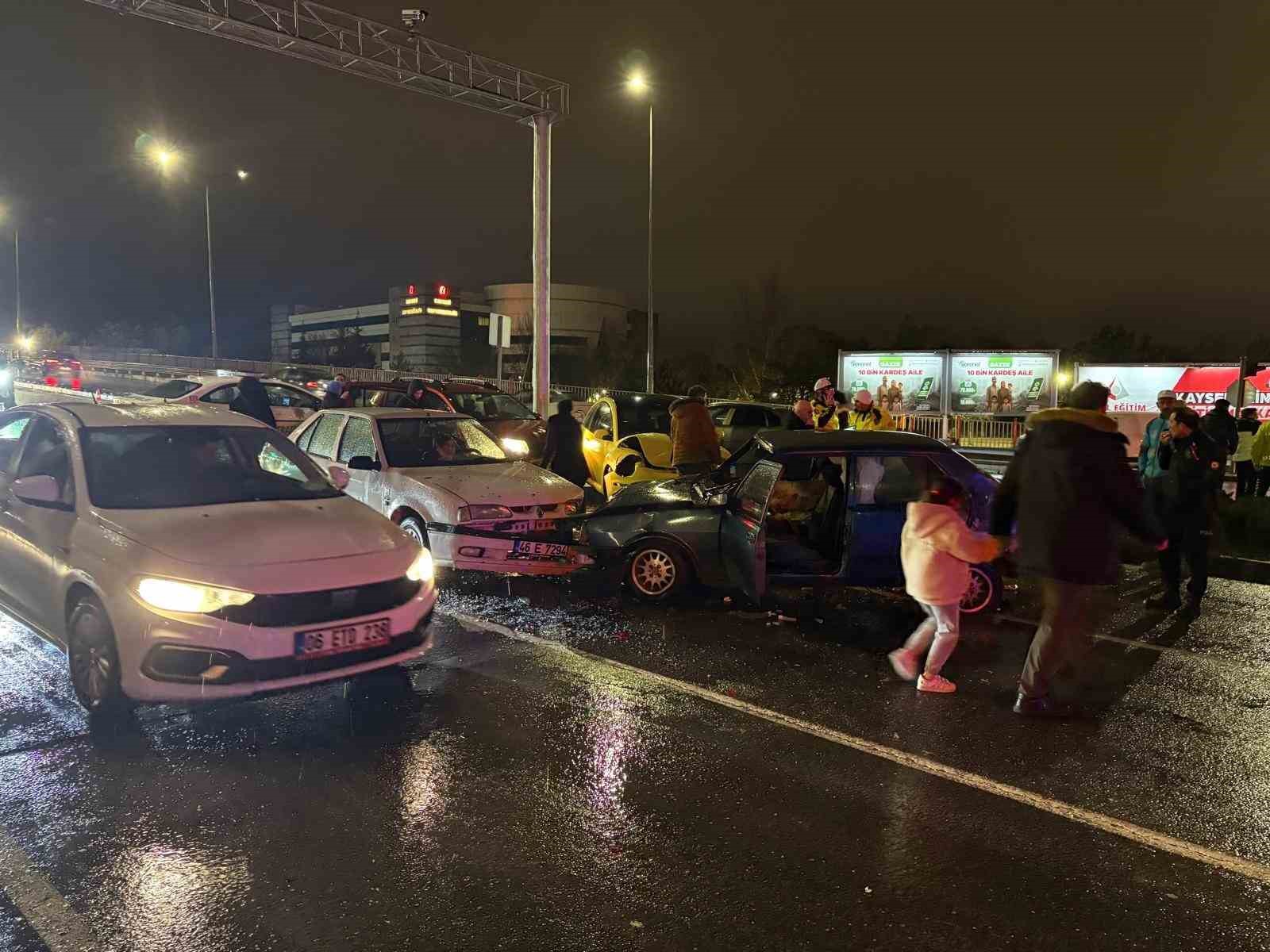 Kayseri’de otomobil kırmızı ışıkta bekleyen 5 araca çarptı: 2 yaralı
