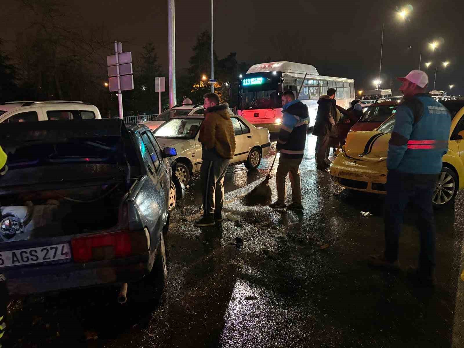 Kayseri’de otomobil kırmızı ışıkta bekleyen 5 araca çarptı: 2 yaralı
