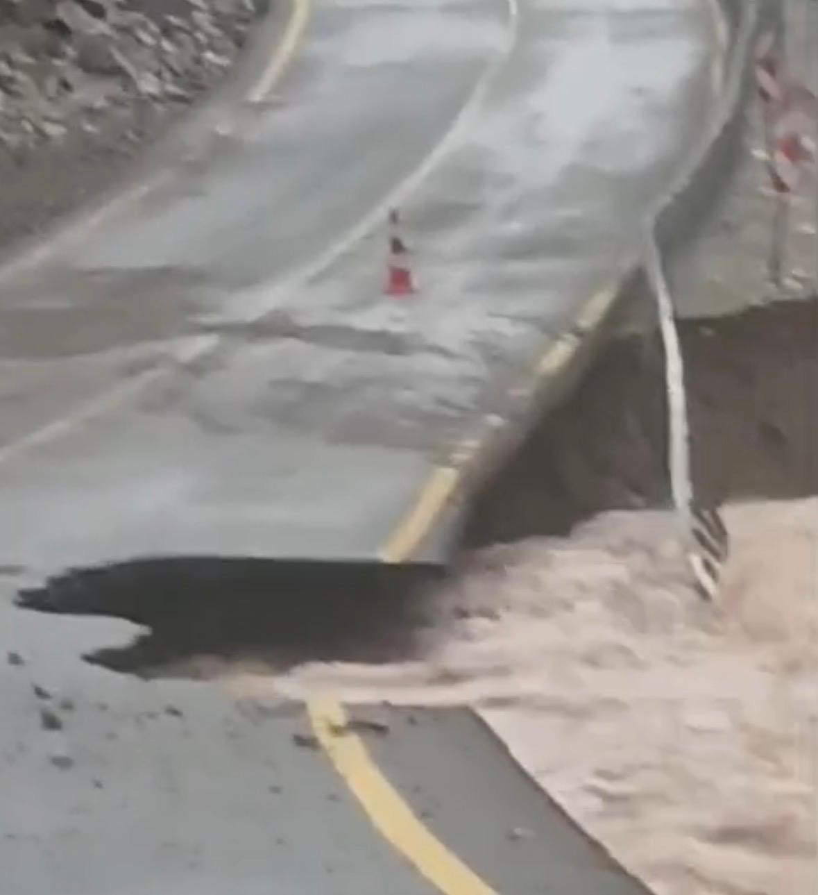 Kayseri’de sel yolu çökertti
