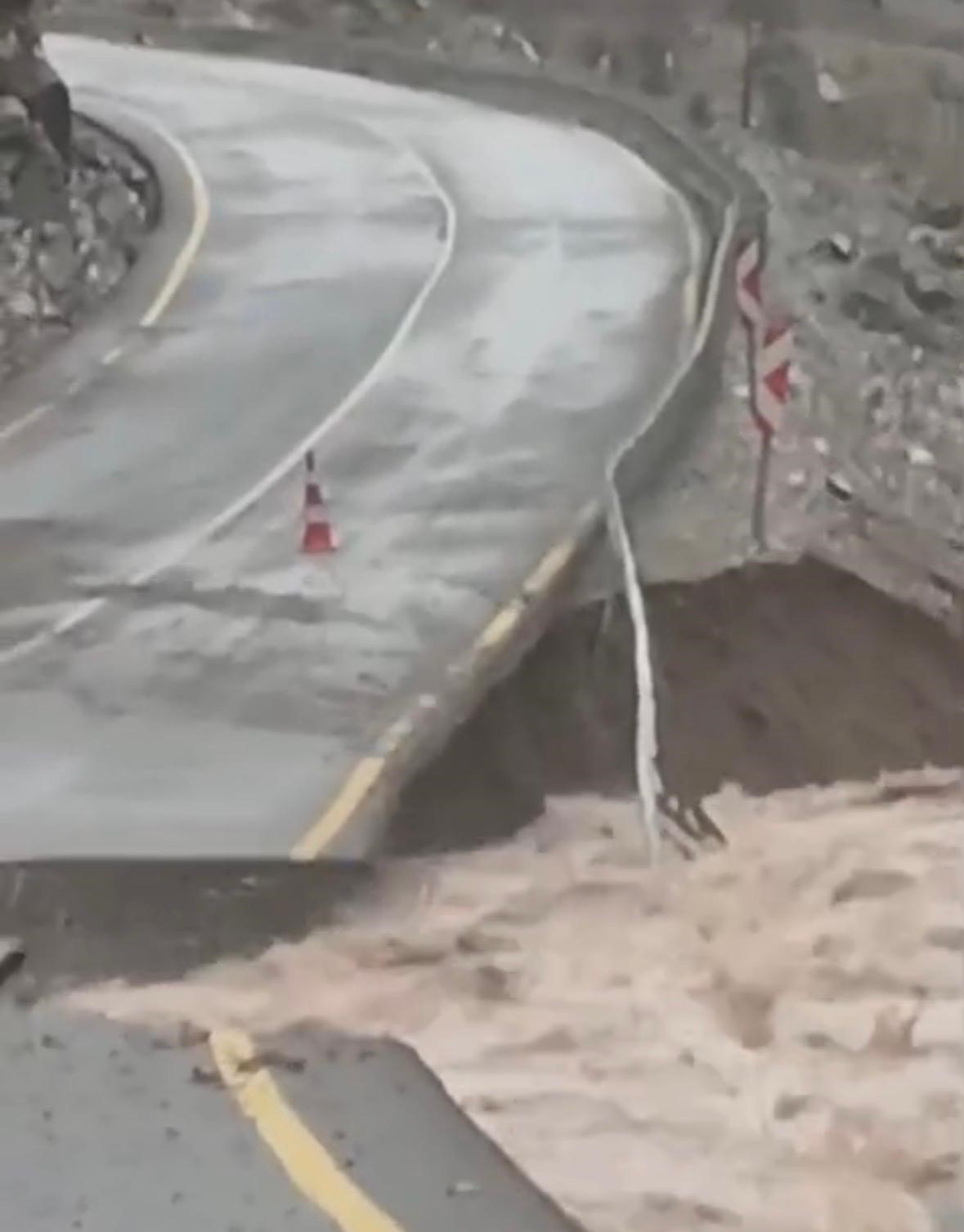 Kayseri’de sel yolu çökertti
