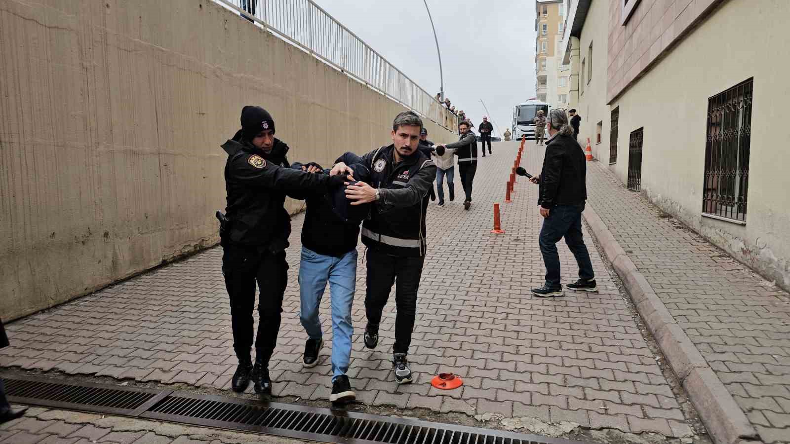 Kayseri’de suç örgütüne yönelik operasyonda 5 tutuklama
Kayseri’de suç örgütüne yönelik operasyonda 5 tutuklama