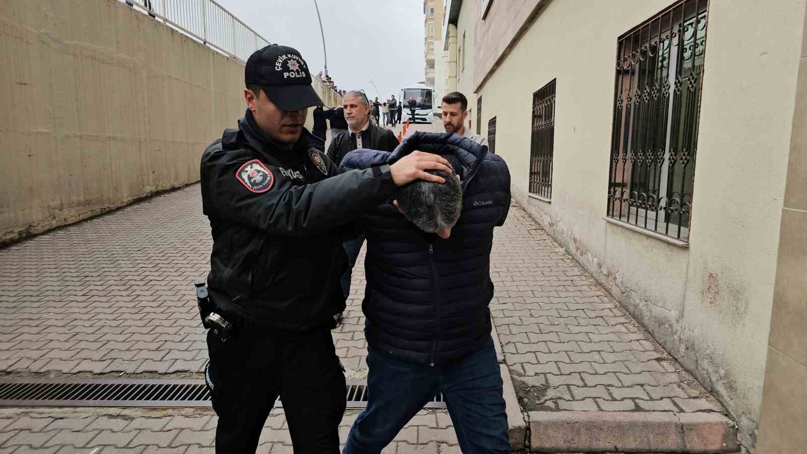 Kayseri’de suç örgütüne yönelik operasyonda 5 tutuklama
Kayseri’de suç örgütüne yönelik operasyonda 5 tutuklama