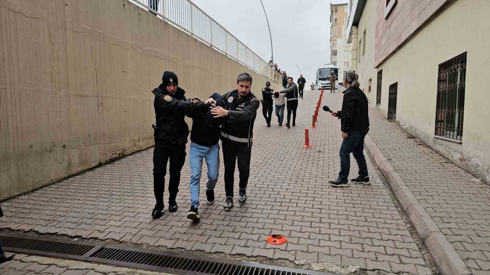 Kayseri’de suç örgütüne yönelik operasyonda 5 tutuklama
Kayseri’de suç örgütüne yönelik operasyonda 5 tutuklama