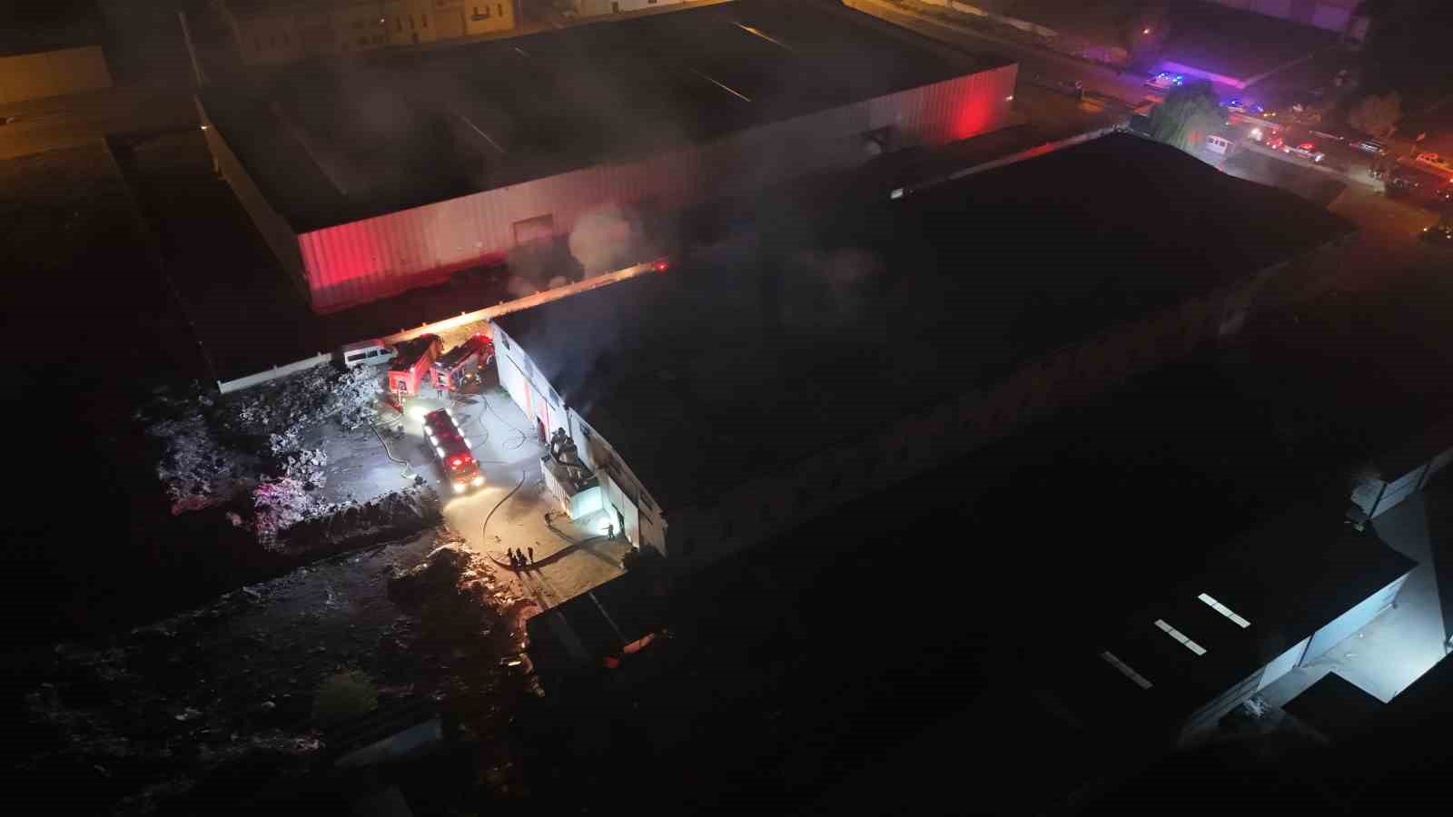 Kayseri’de sünger fabrikasında yangın
