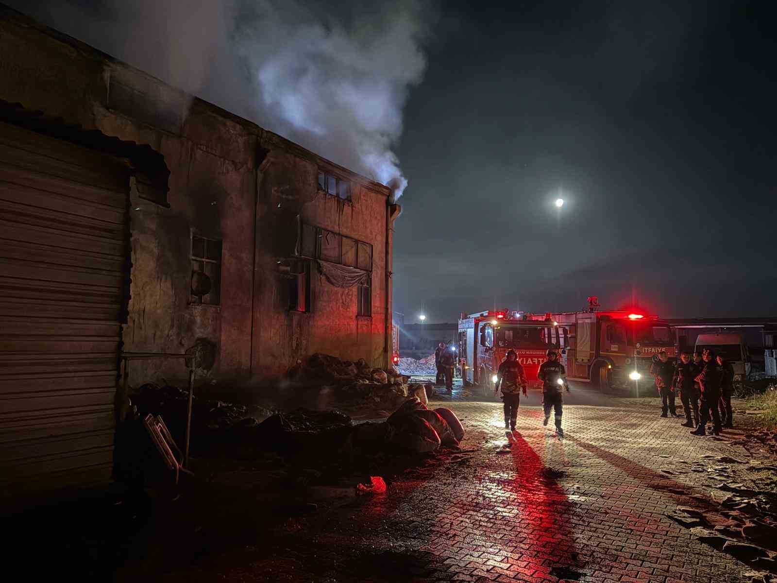 Kayseri’de sünger fabrikasında yangın
