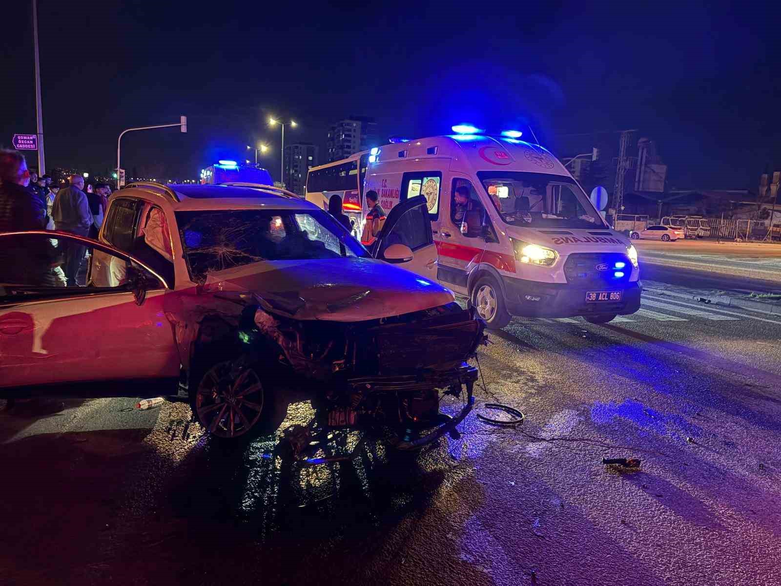 Kayseri’de SUV araç ile otomobil çarpıştı: 3’ü ağır 4 yaralı
