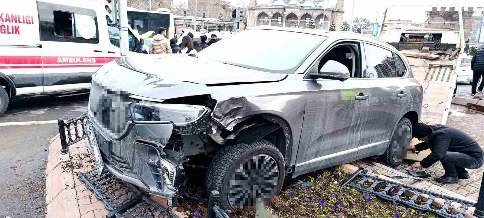 Kayseri’de SUV araç yayaların arasına daldı: 5 yaralı
