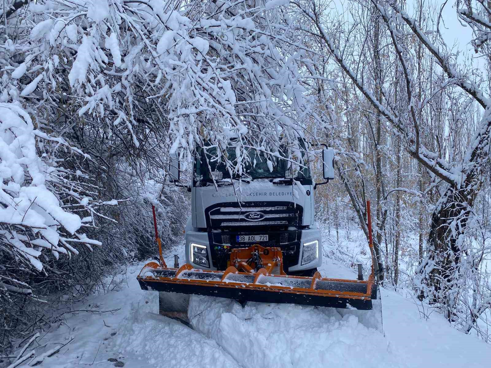 Kayseri’de yoğun kar nedeniyle kapanan 195 mahalle yolu ulaşıma açıldı
