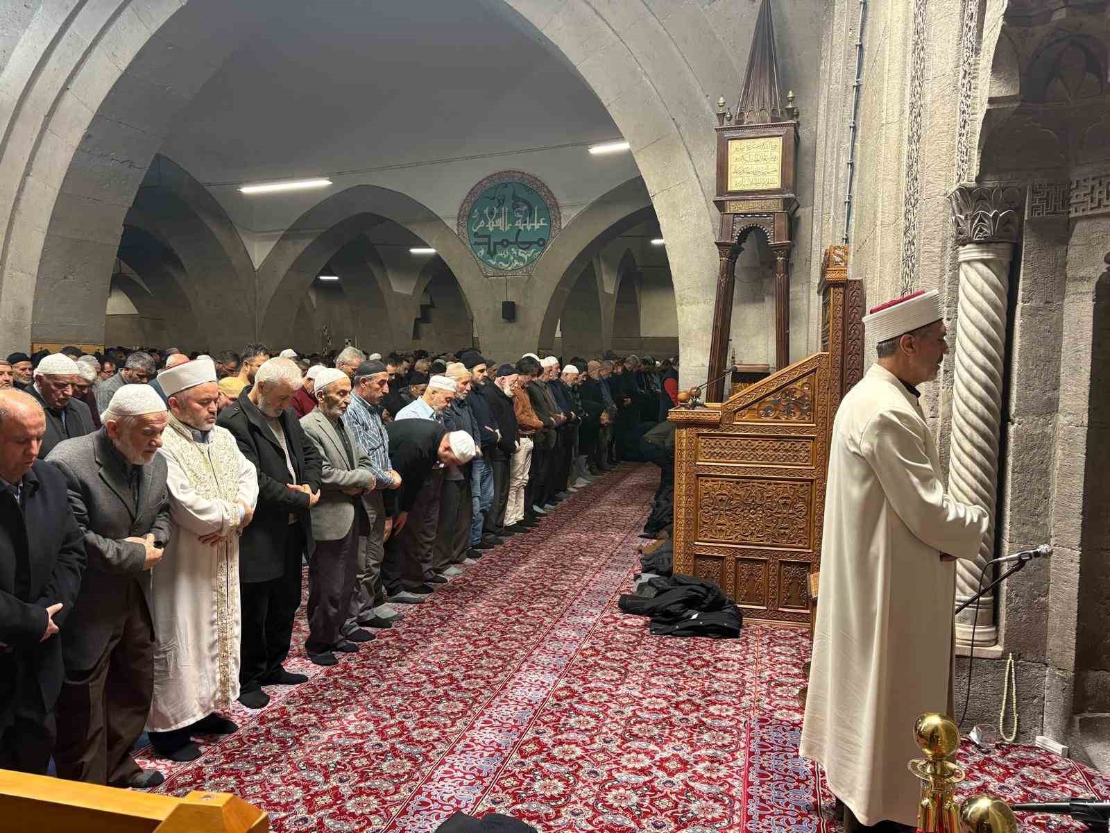 Kayserili vatandaşlar Berat Kandilinde ellerini semaya açtı
