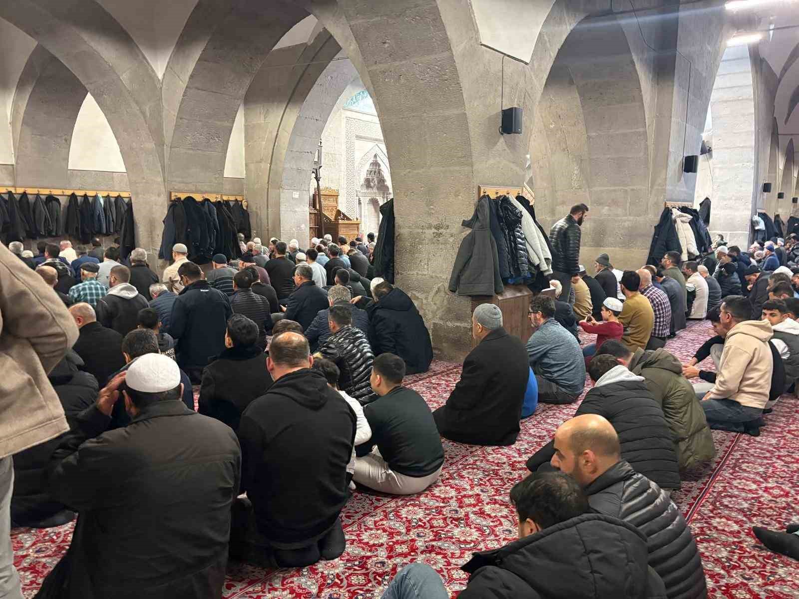 Kayserili vatandaşlar Berat Kandilinde ellerini semaya açtı
