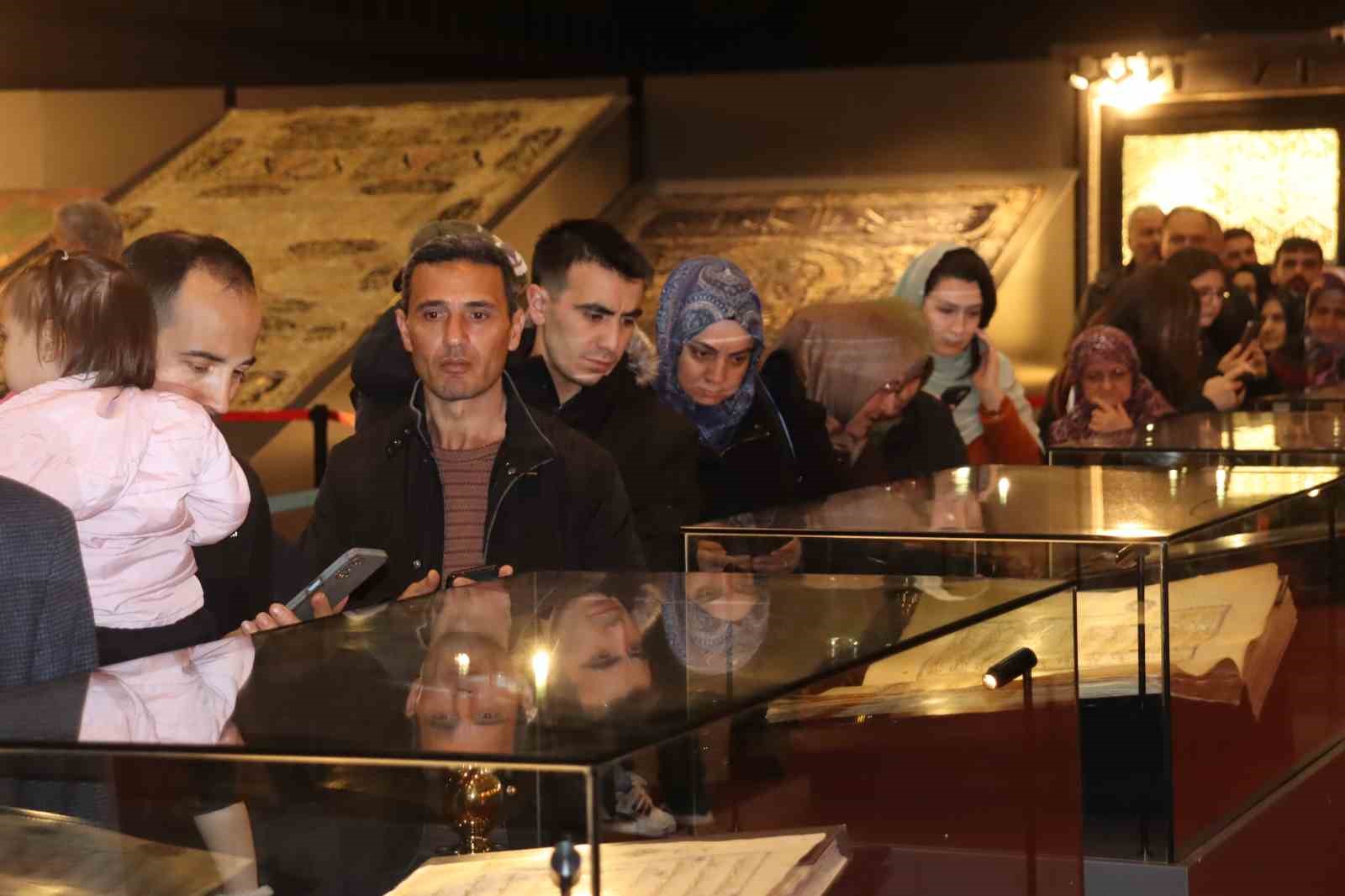 Kayserililer iftarın ardından ‘Kutsal Emanetler’e koştu
