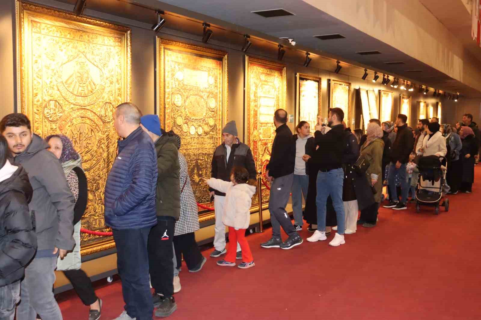 Kayserililer iftarın ardından ‘Kutsal Emanetler’e koştu
