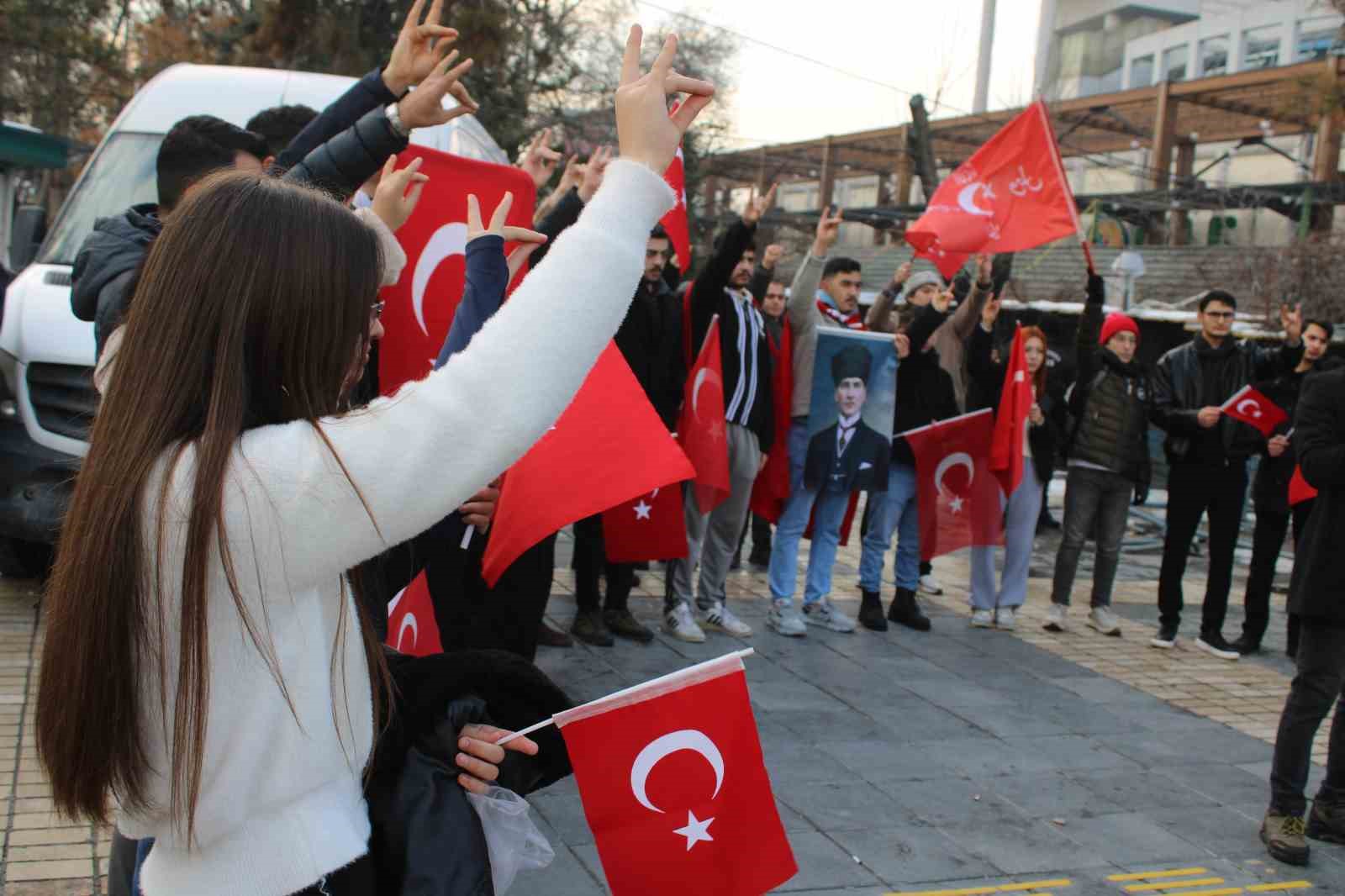 Kayserililerden Türk Bayrağı’na yapılan saldırıya tepki
