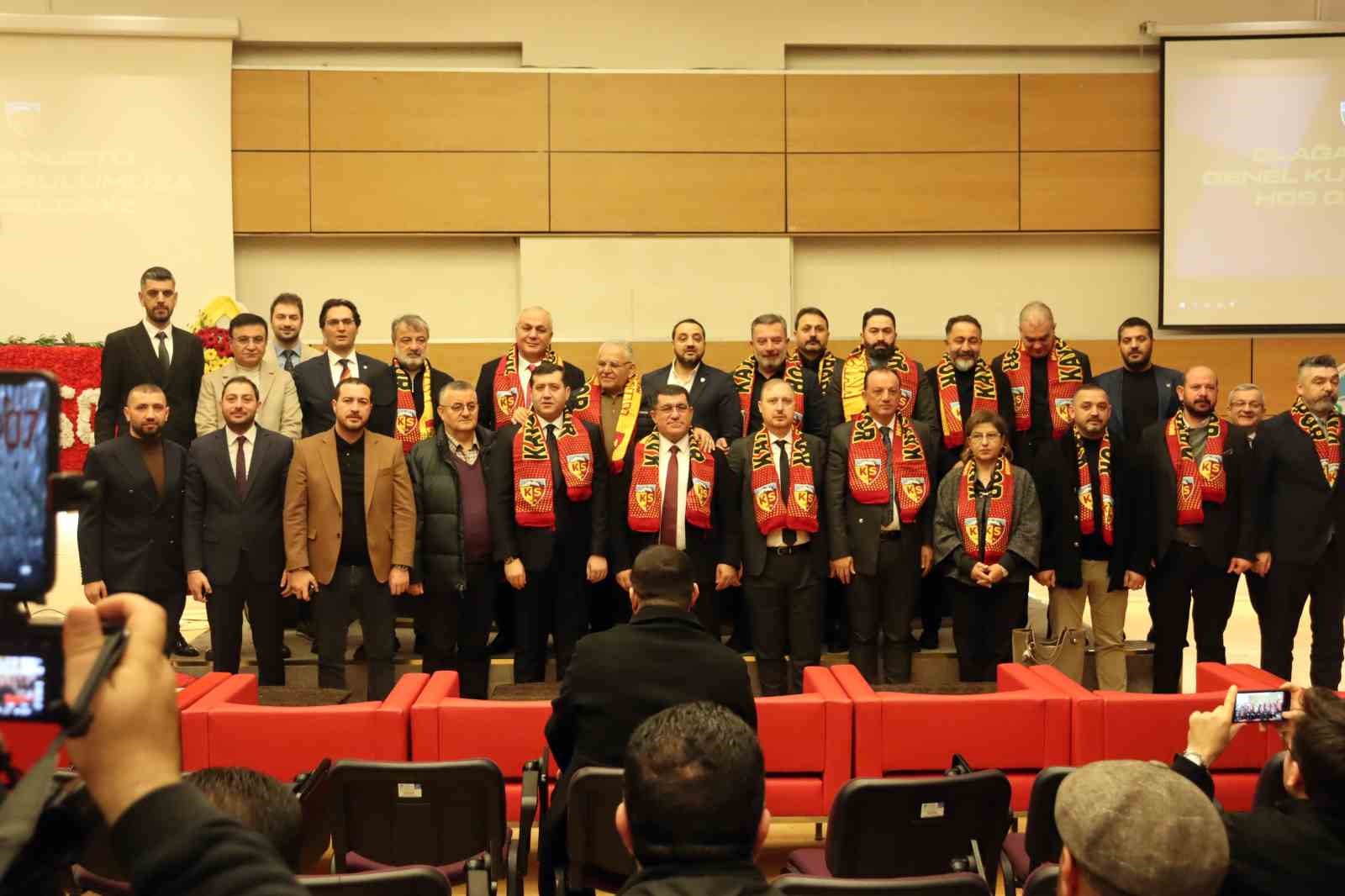 Kayserispor’da Başkan Nurettin Açıkalın güven tazeledi
Kayserispor’da Başkan Nurettin Açıkalın güven tazeledi