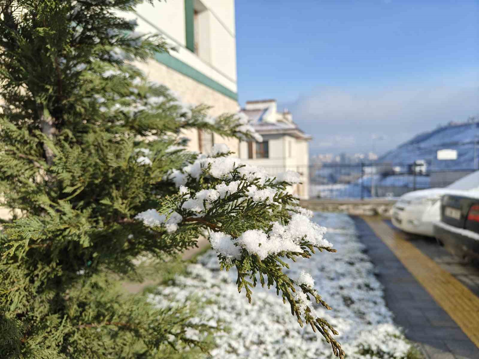 Kayseri’ye Nisan ayında kar yağdı
