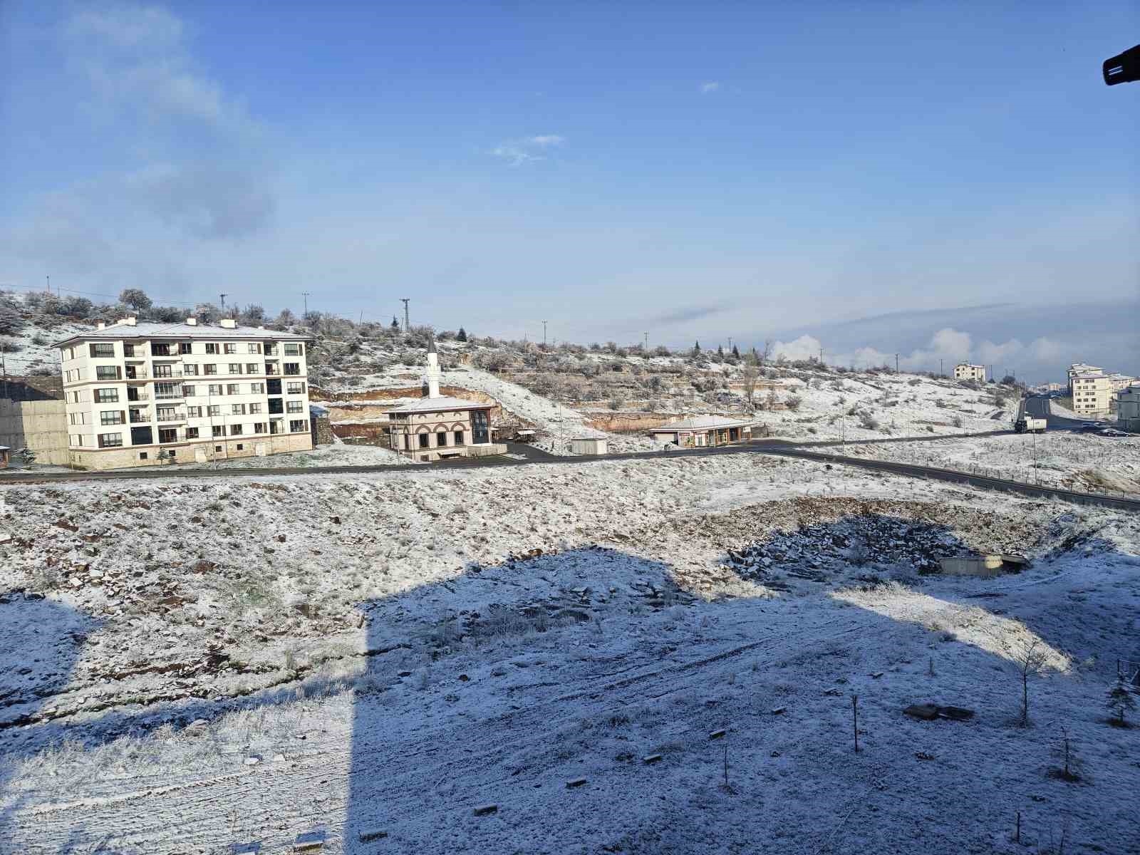 Kayseri’ye Nisan ayında kar yağdı
