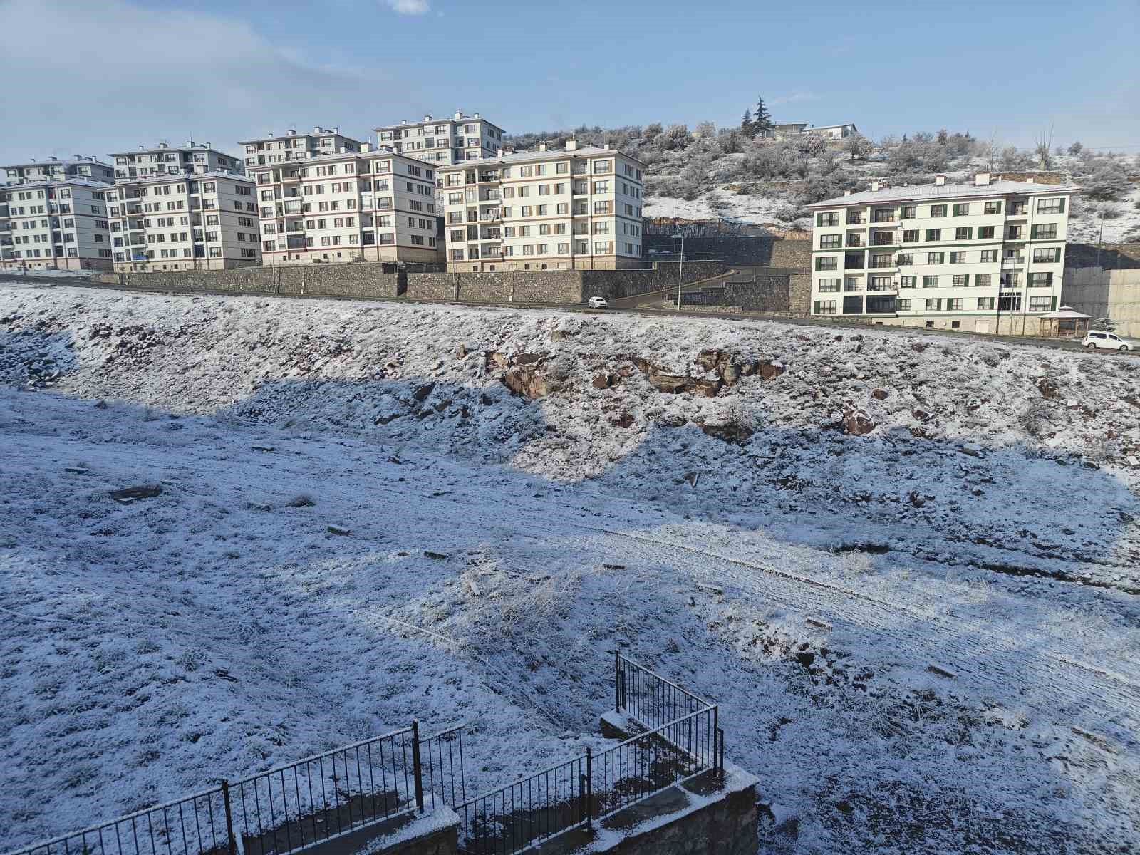 Kayseri’ye Nisan ayında kar yağdı
