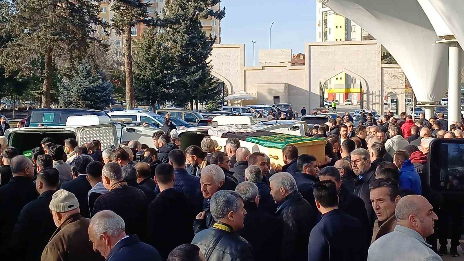 KAYSO Başkanı Mehmet Büyüksimitci’nin annesi son yolculuğuna uğurlandı
