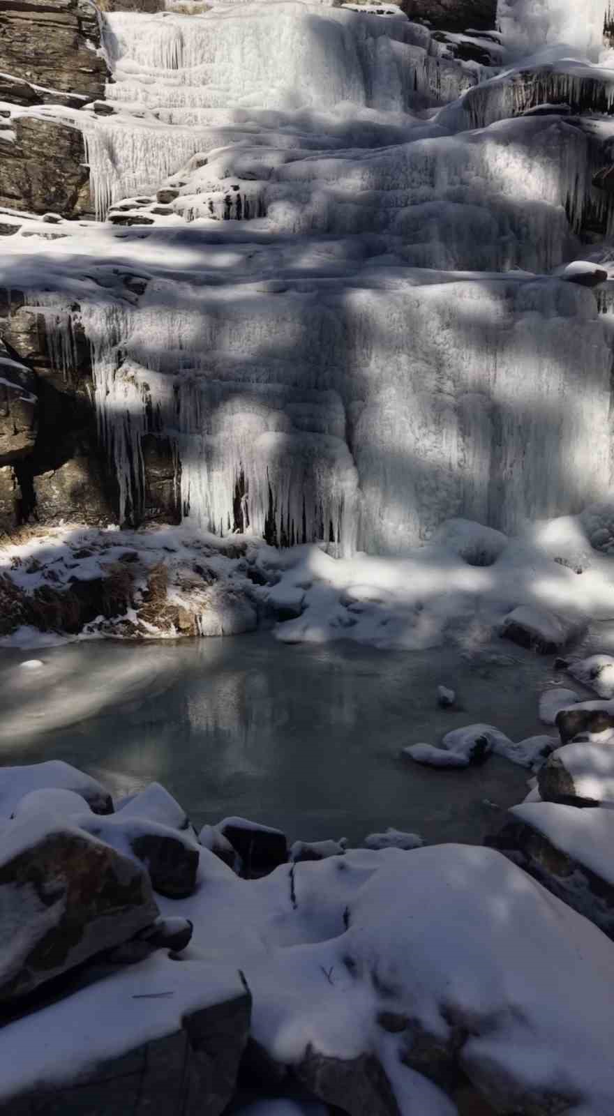 Kaz Dağları’nda görsel şölen; -12 derecede donan şelale büyüledi
