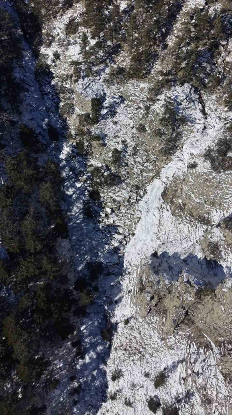 Kaz Dağları’nda görsel şölen; -12 derecede donan şelale büyüledi
