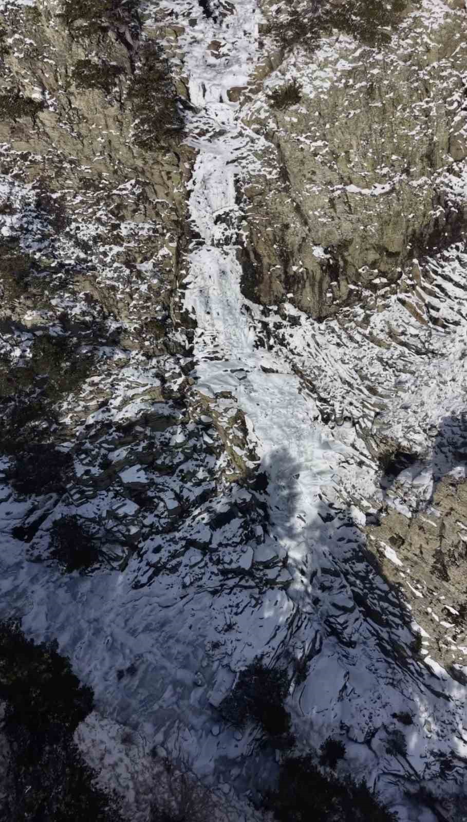 Kaz Dağları’nda görsel şölen; -12 derecede donan şelale büyüledi
