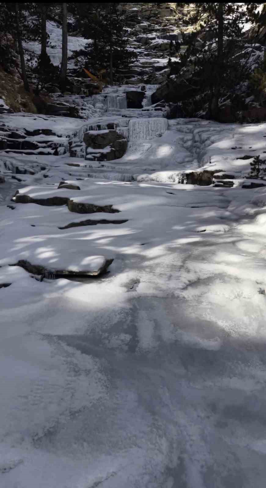 Kaz Dağları’nda görsel şölen; -12 derecede donan şelale büyüledi
