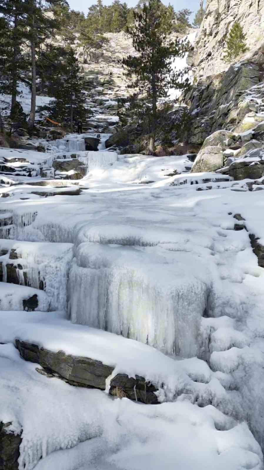 Kaz Dağları’nda görsel şölen; -12 derecede donan şelale büyüledi
