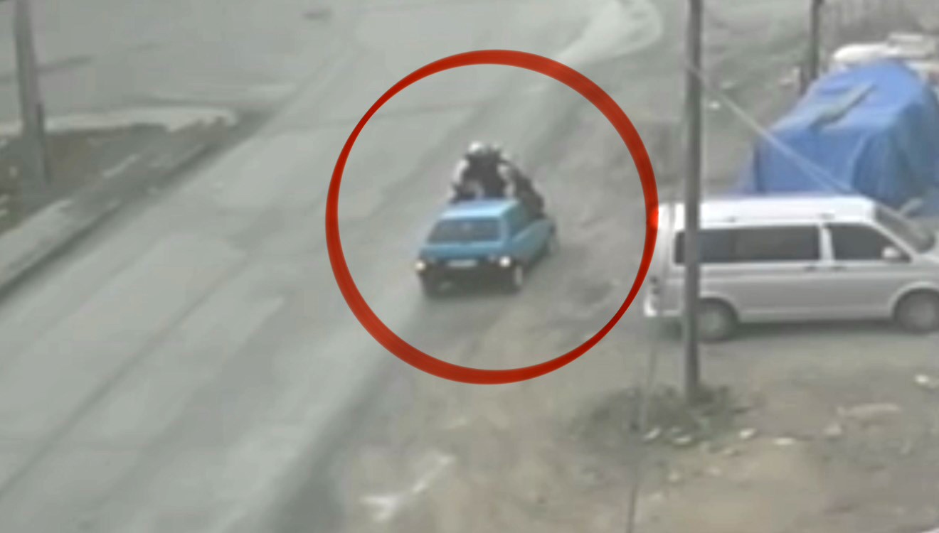 Kaza atlatan otomobil geri dönüp motosiklete çarptı: O anlar kamerada
