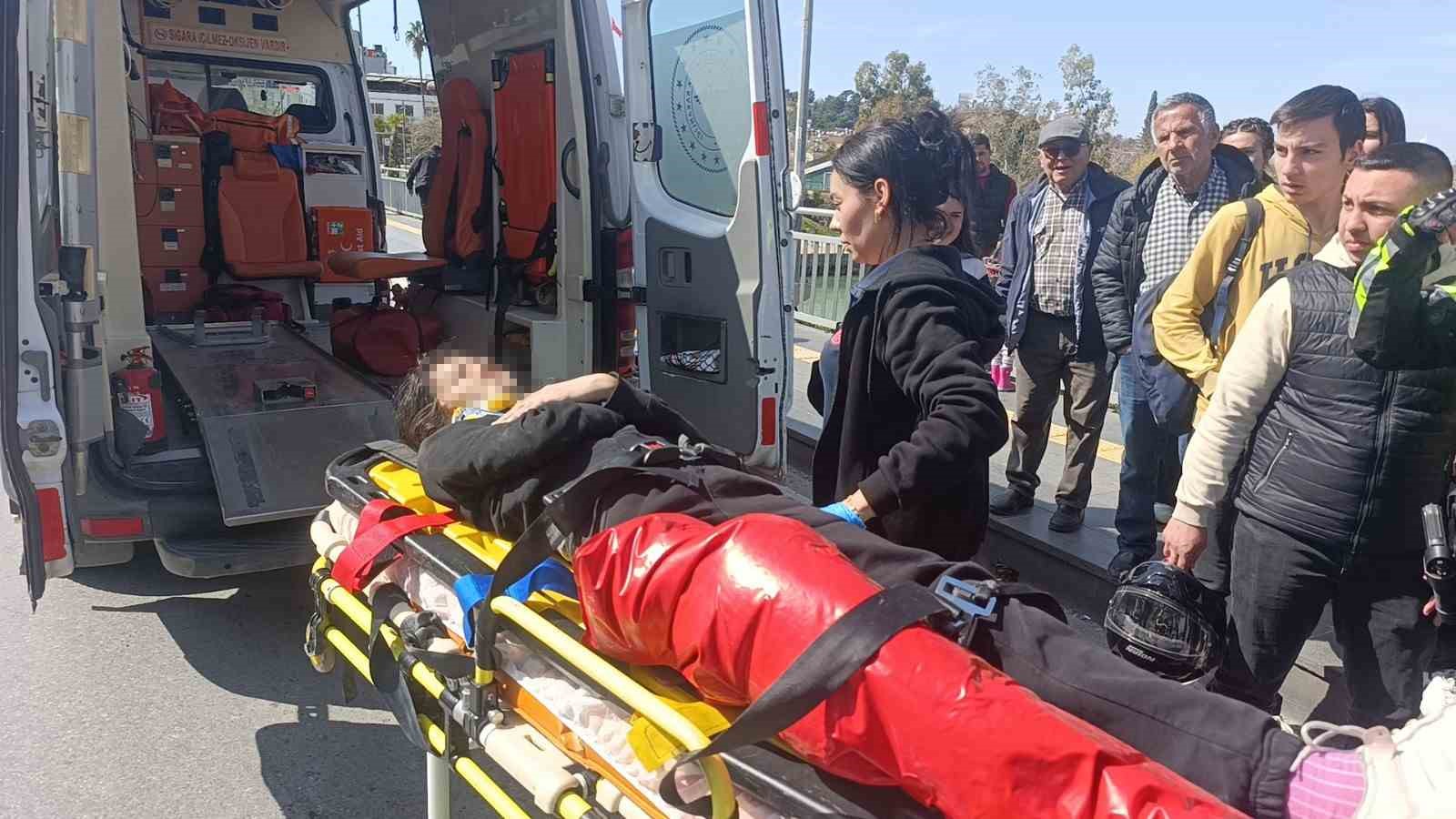 Kaza haberini alıp geldi, kızının elini tutup başını okşayarak teselli etti
