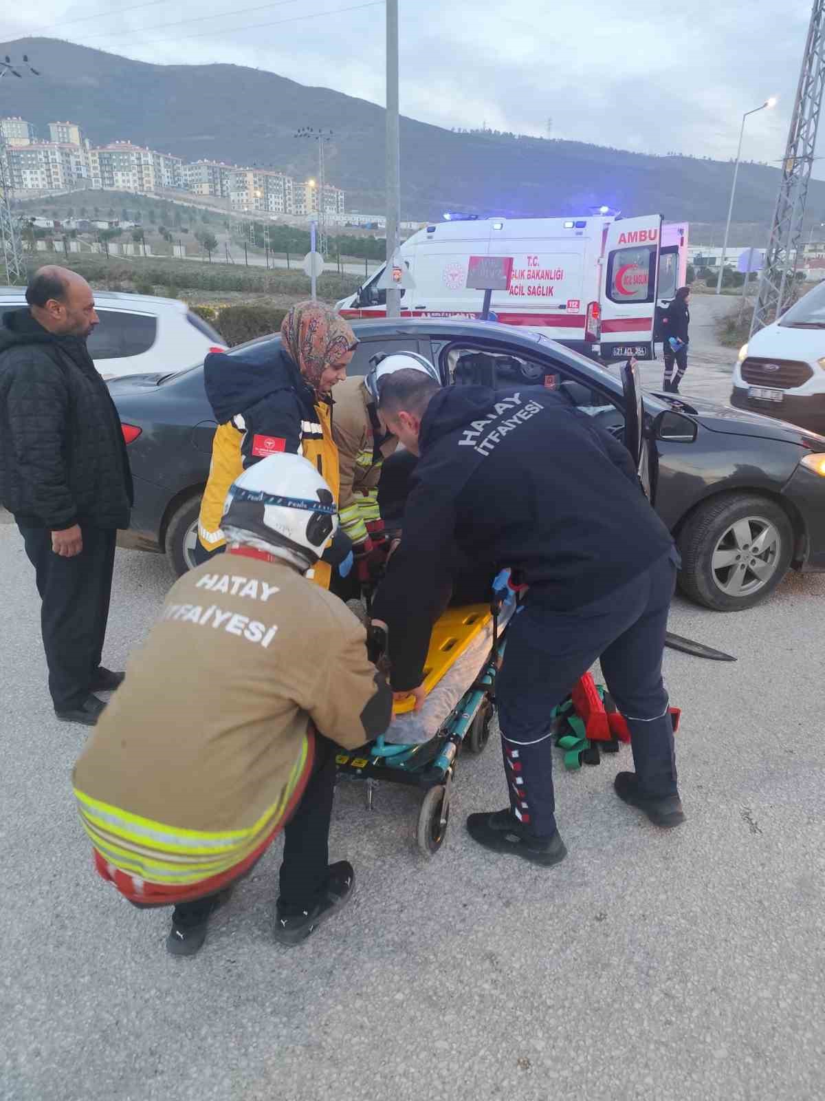 Kaza kavşağı haline gelen dönüşte yaşanan kaza kamerada
