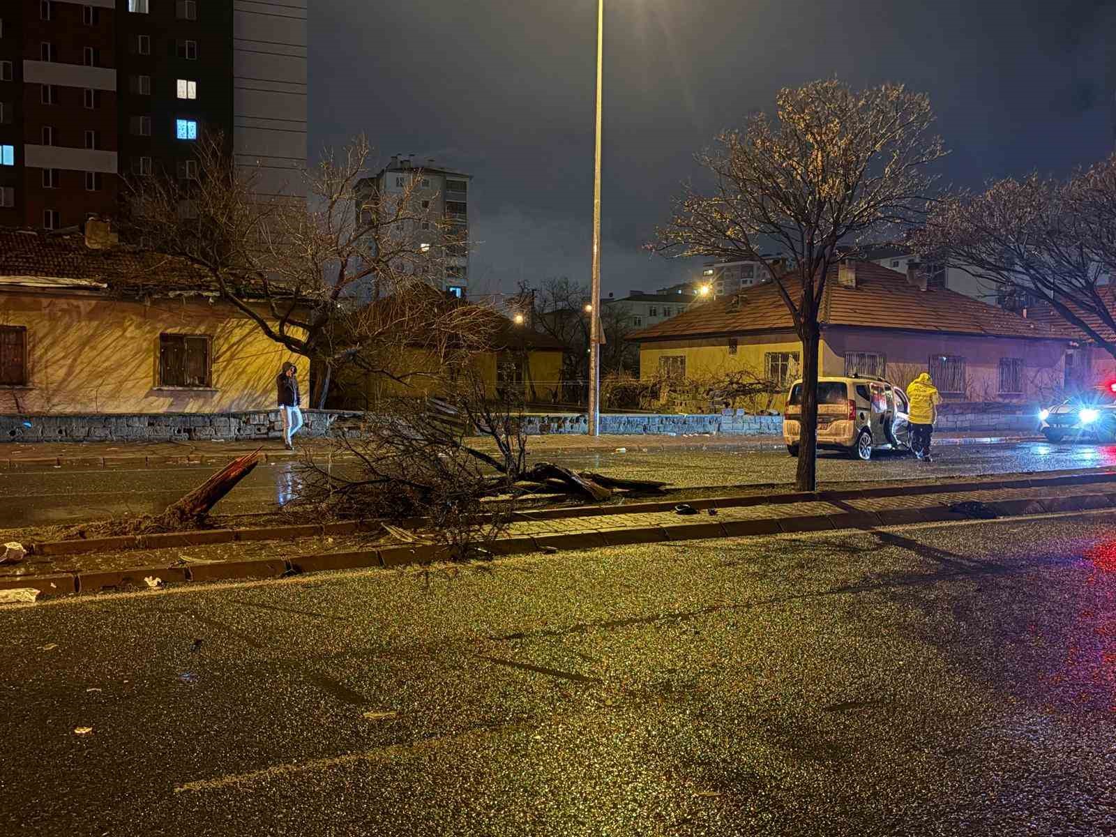 Kaza savrulan otomobil ağacı ikiye böldü: 4 yaralı
