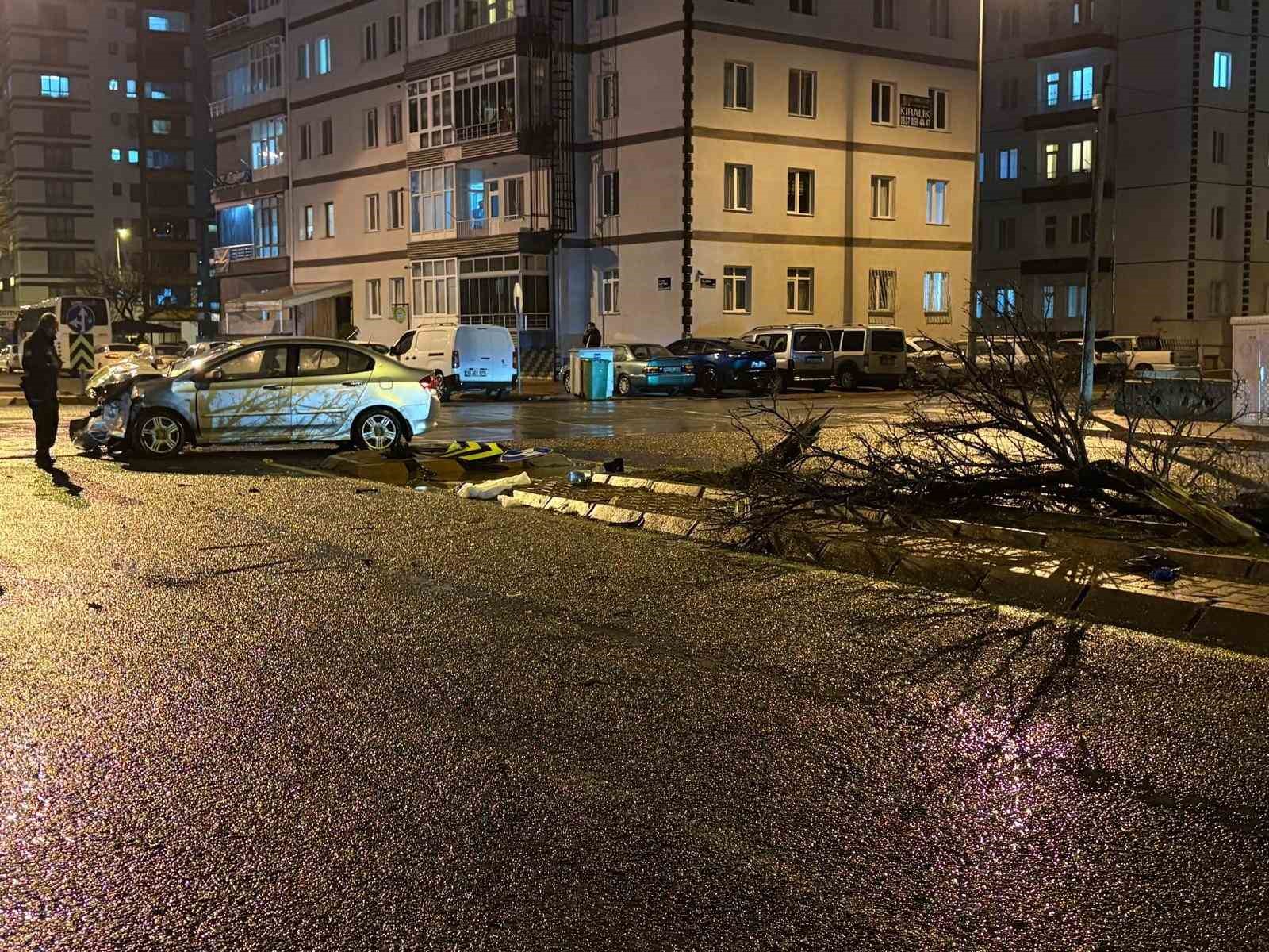Kaza savrulan otomobil ağacı ikiye böldü: 4 yaralı
