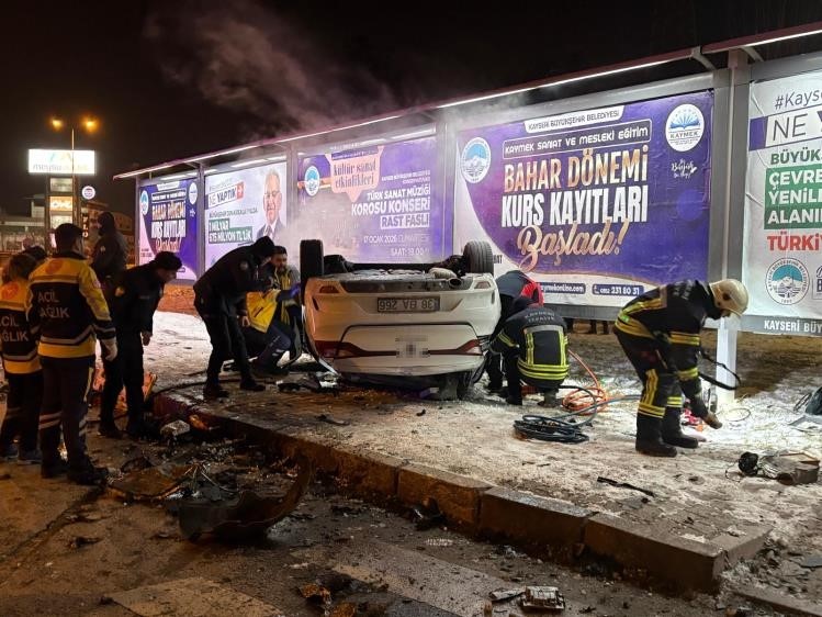 Kaza sonrası alev alan otomobilde can pazarı: 2’si ağır 3 yaralı
