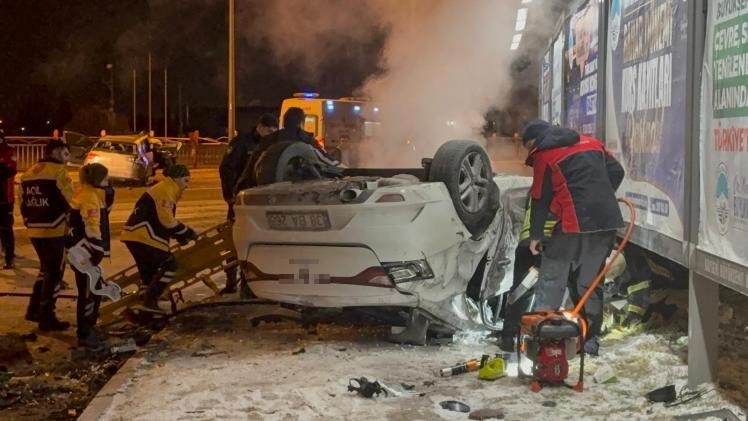Kaza sonrası alev alan otomobilde can pazarı: 2’si ağır 3 yaralı
