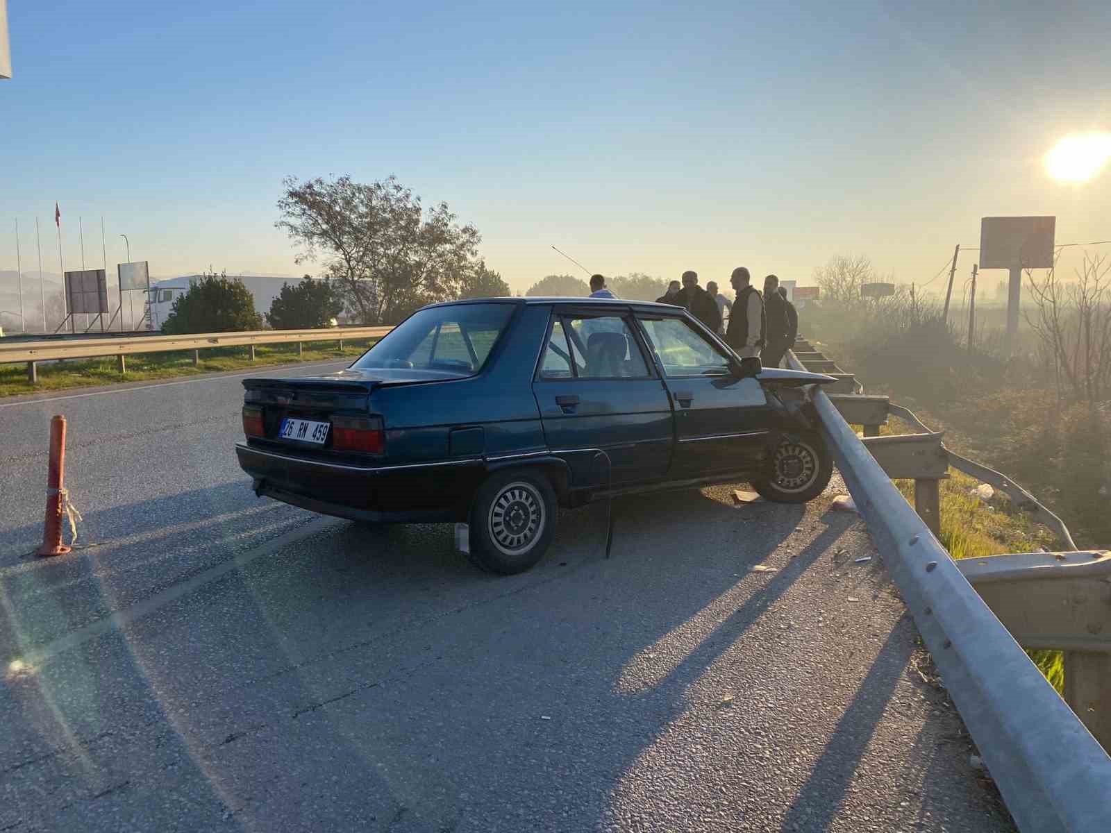 Kaza sonrası bariyerlerde asılı kaldı
