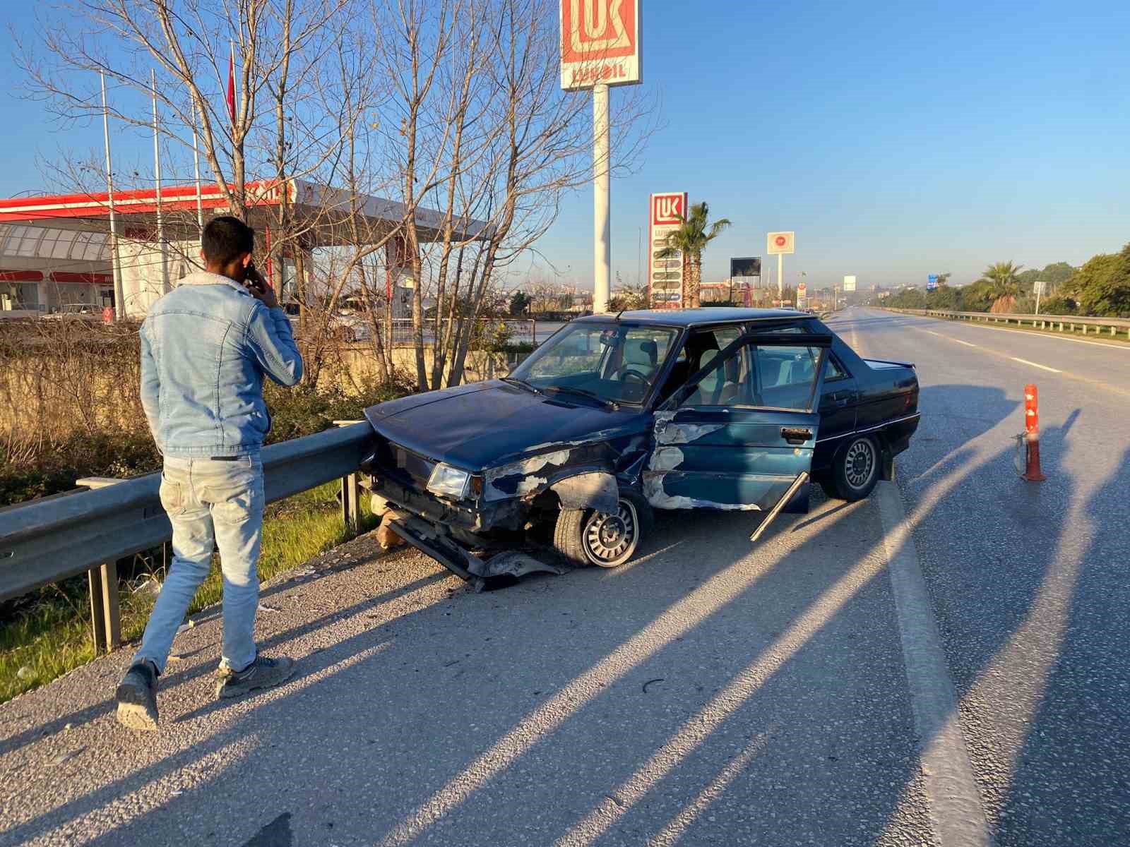 Kaza sonrası bariyerlerde asılı kaldı
