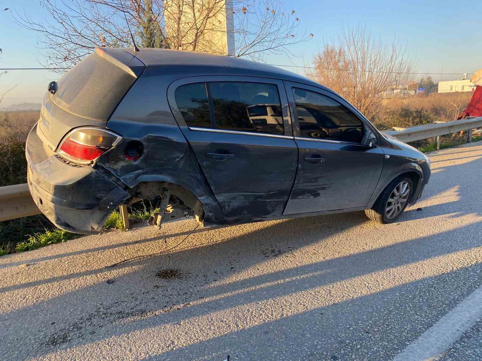 Kaza sonrası bariyerlerde asılı kaldı
