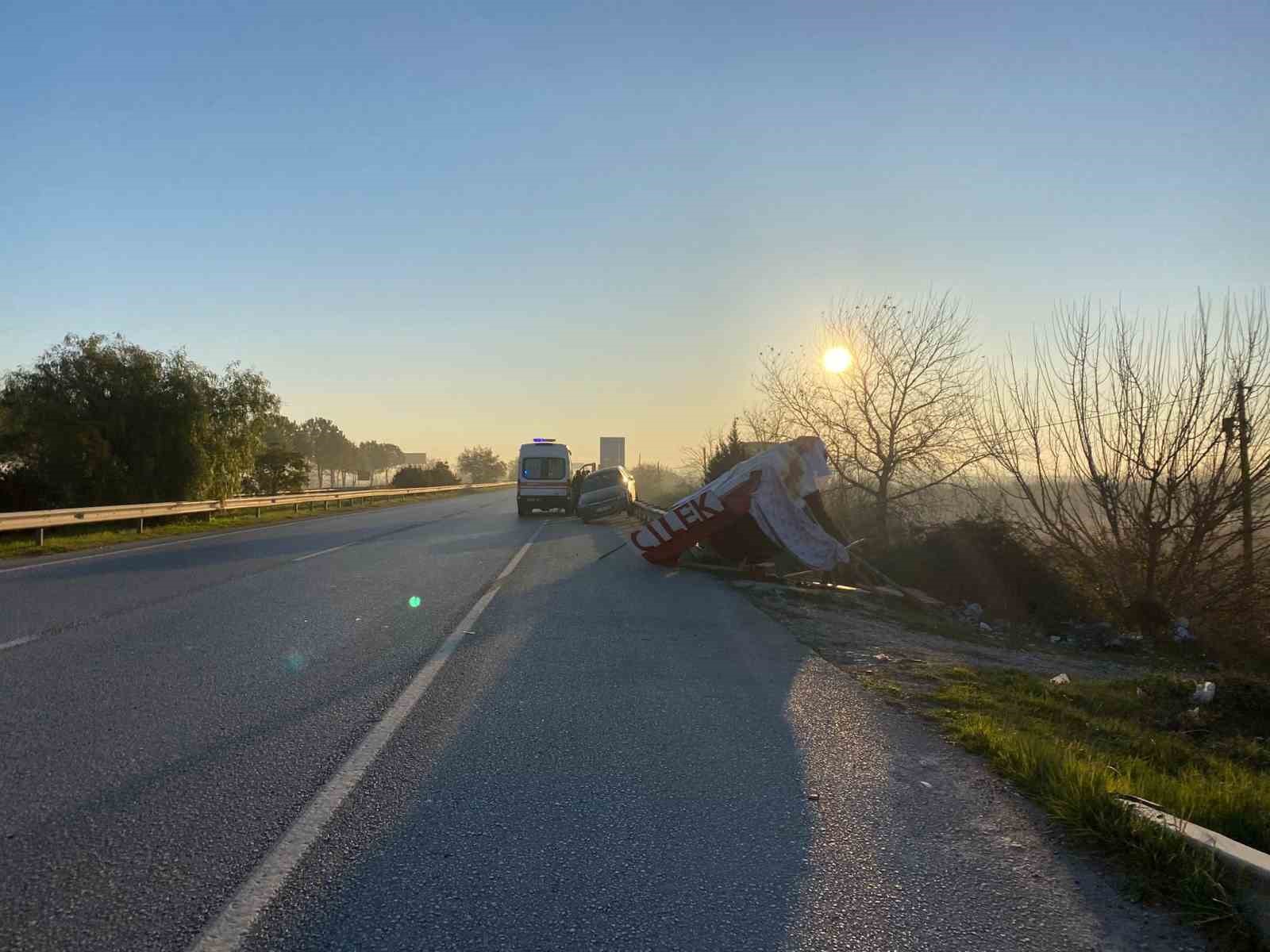 Kaza sonrası bariyerlerde asılı kaldı

