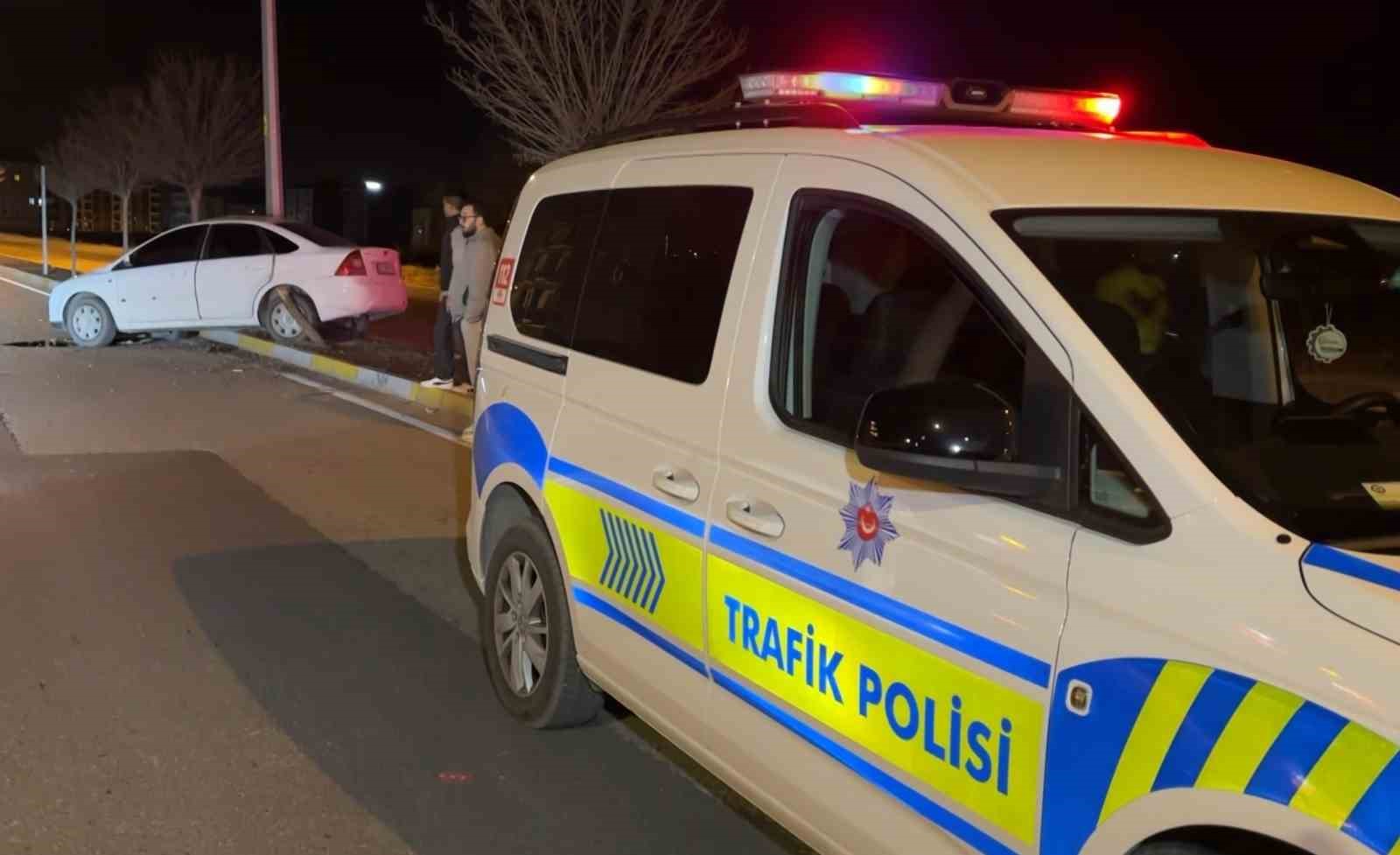 Kaza sonrası cam ve plastik parçalarıyla dolan yolu vatandaş kırılan ağaçla böyle temizledi
