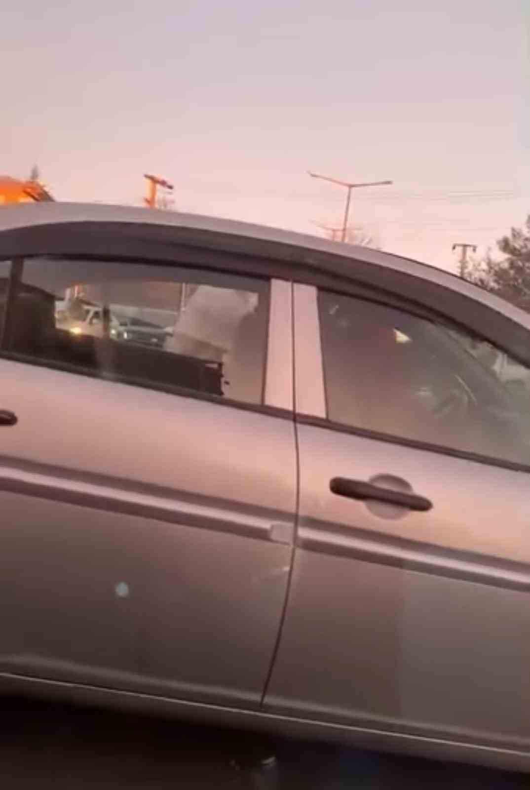 Kaza sonrası çocukların çığlıklarına rağmen kavga ettiler
