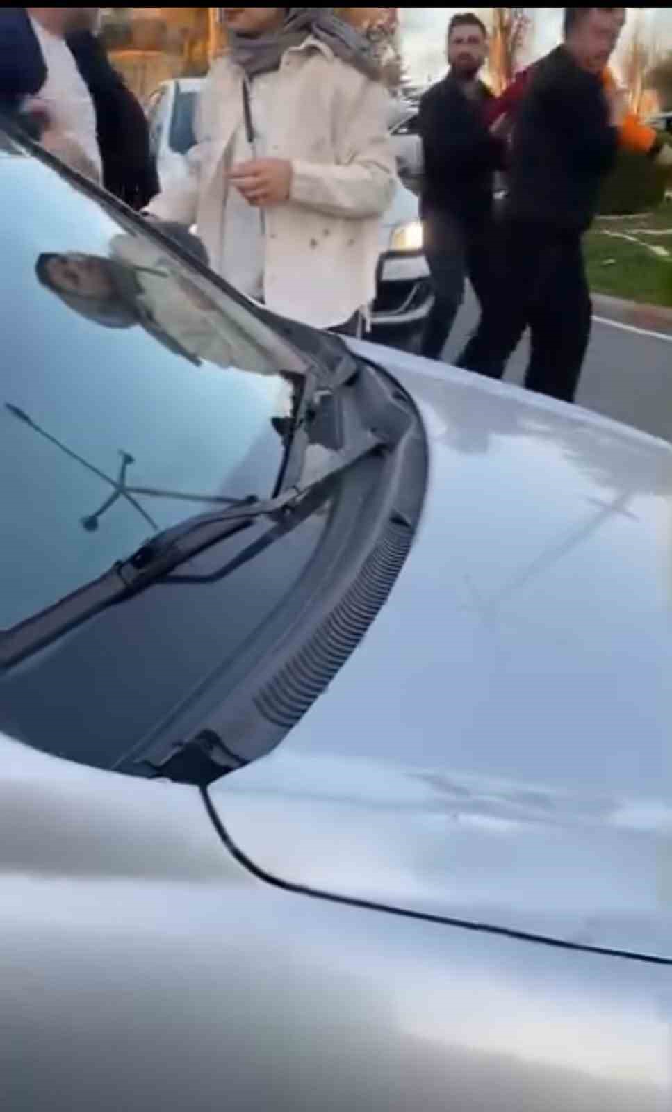 Kaza sonrası çocukların çığlıklarına rağmen kavga ettiler
