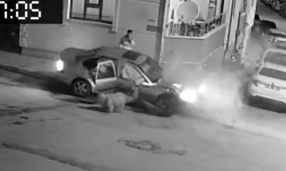 Kaza sonrası kendilerini otomobilden dışarı attılar
