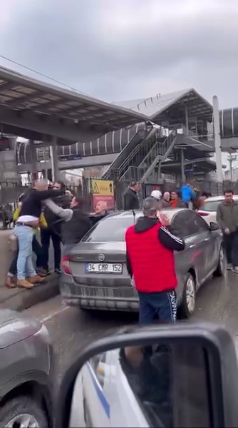 Kaza sonrası sürücüler birbirine girdi
