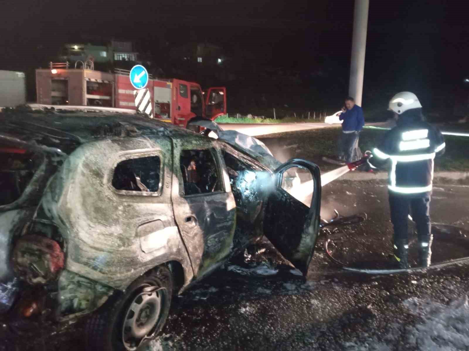 Kaza yapan araç alevlere teslim oldu
