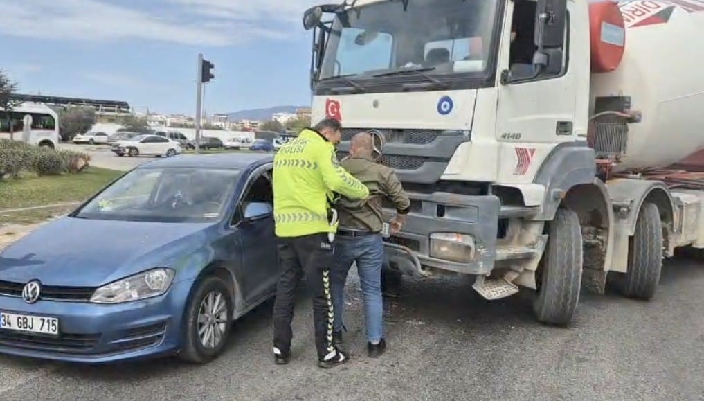 Kaza yapan aracın sürücüsünü polis camdan kurtardı
