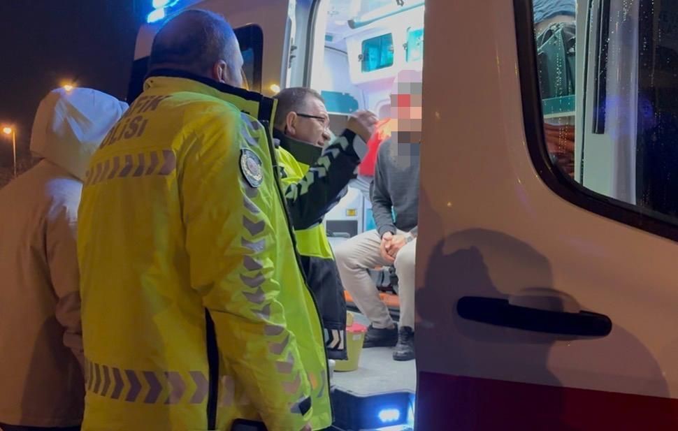 Kaza yapan ehliyetsiz ve alkollü sürücüyü, polis tedaviye ikna etti
