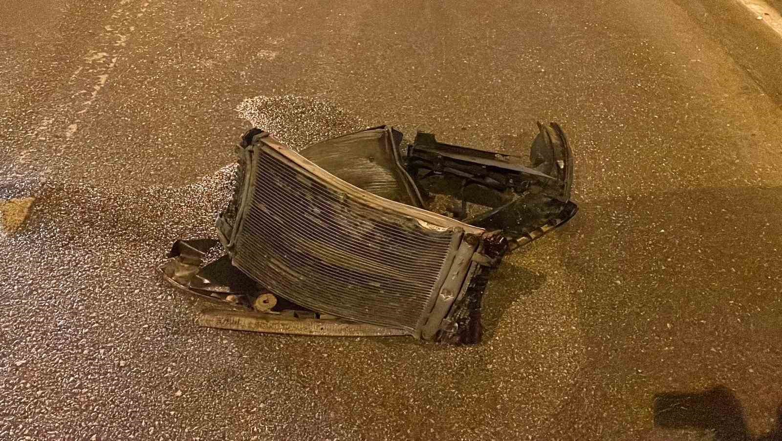 Kaza yapan hafifi ticari aracın radyatörü 30 metre fırladı: 1 yaralı
