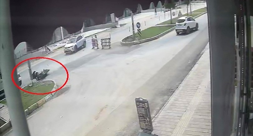 Kaza yapan motosikletli karşı yönden gelen minibüsün altında kaldı
